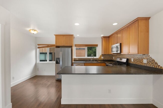 Building Photo - West Seattle - Large Bright 2 Bedroom 1.75 bath Delridge Townhouse