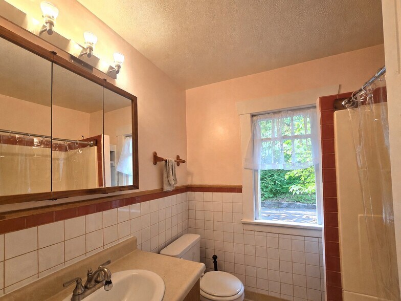 Building Photo - 23 Stayman St