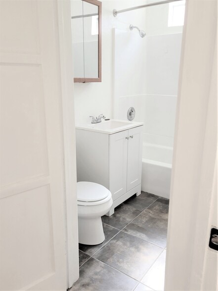 Full Bath - 3960 Haines St