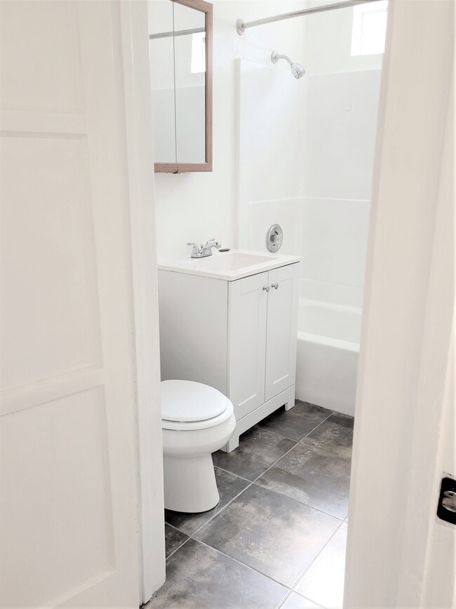 Full Bath - 3960 Haines St