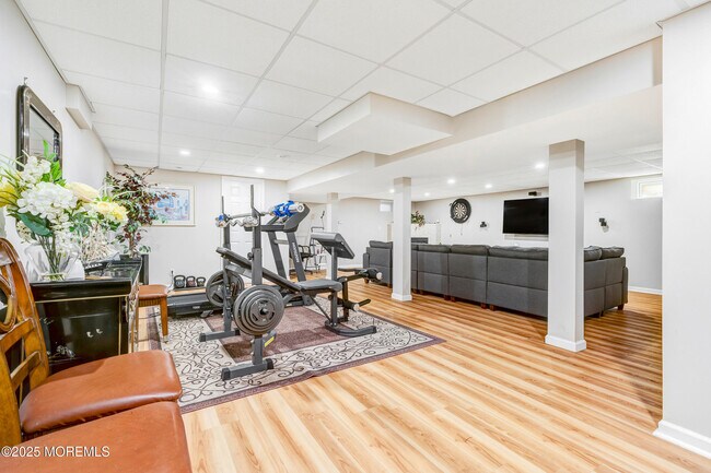 Building Photo - 7 Oak Tree Ln