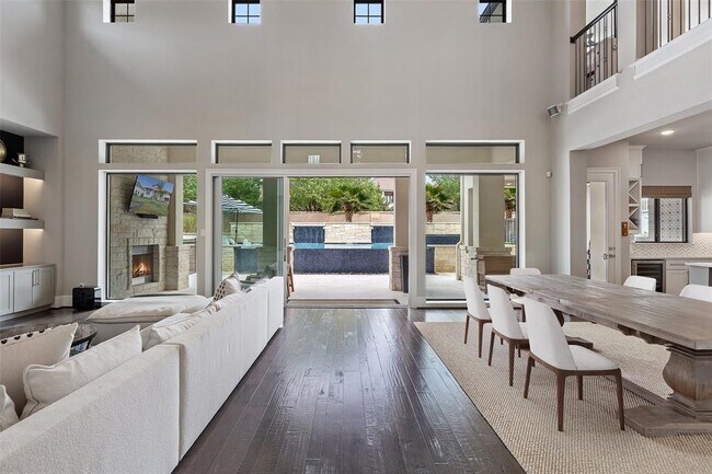 Building Photo - 105 Bisset Ct