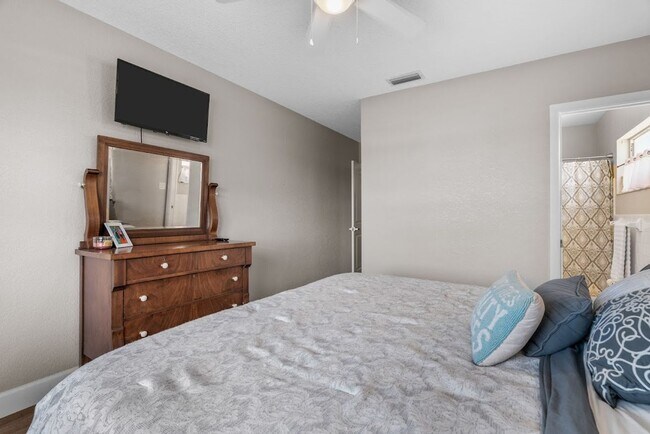 Building Photo - Waterfront Views! Fully updated 2/2 condo
