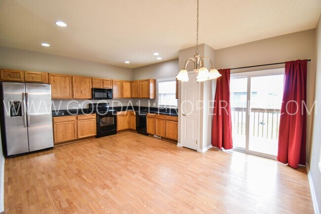 Building Photo - 3 Bedroom 2 Bath Townhome end unit in Glenn Village!!!
