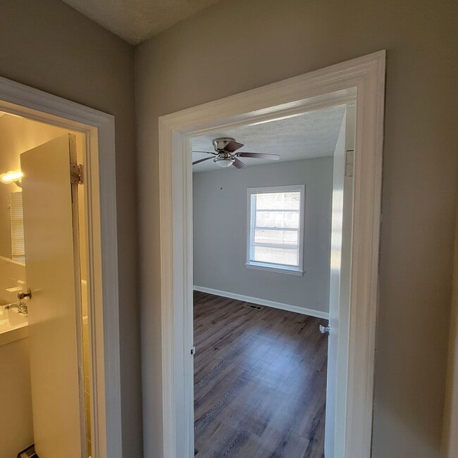 Building Photo - Roomy Cute Brick Ranch