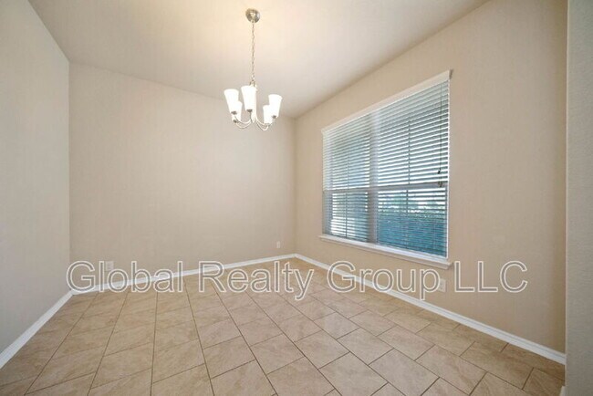 Building Photo - 437 Kings Way