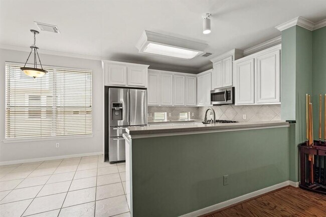 Building Photo - 2124 Gillette St