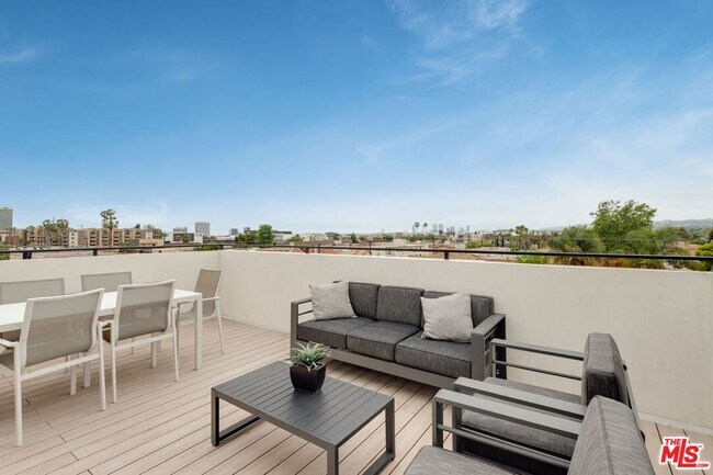 Building Photo - 417 1/2 N Curson Ave
