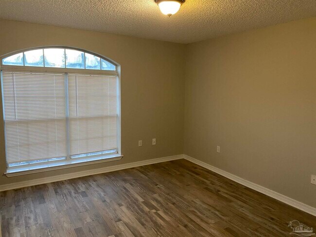 Building Photo - 5162 Brookside Dr