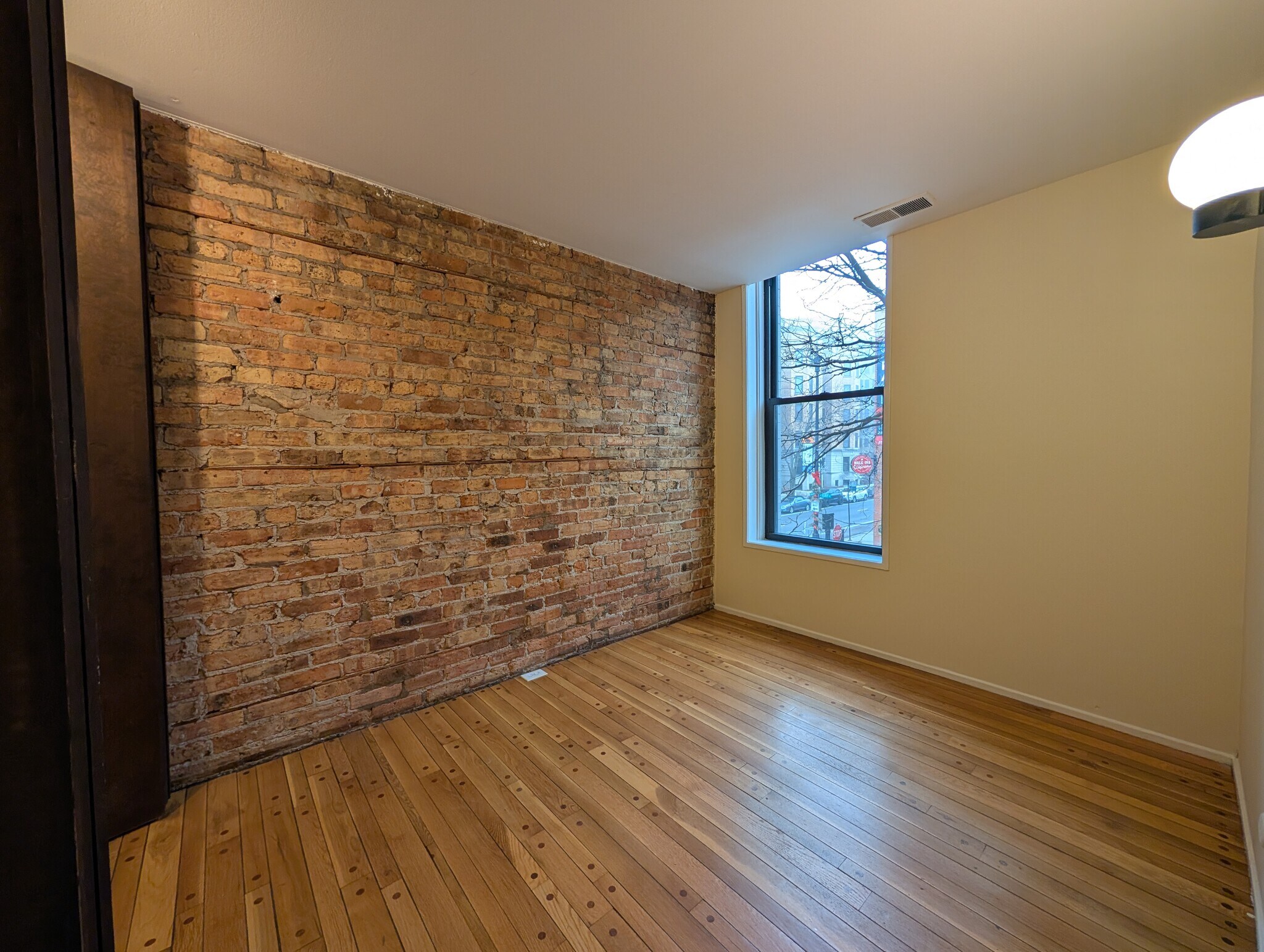 Building Photo - 602 W Surf St
