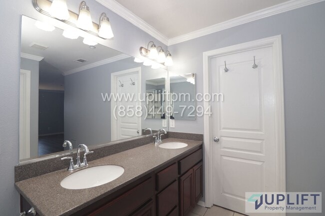 Building Photo - Beautiful 4BR/3BA Townhouse for Lease in Legacy Walk - Southcrest