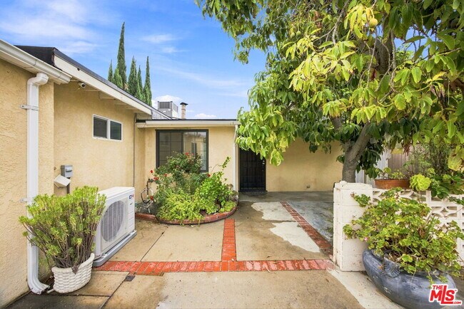 Building Photo - 6848 Sylvia Ave