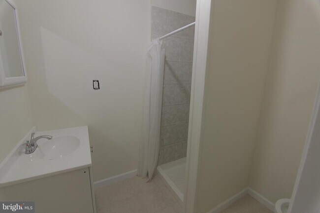 Building Photo - 1852 Willington St