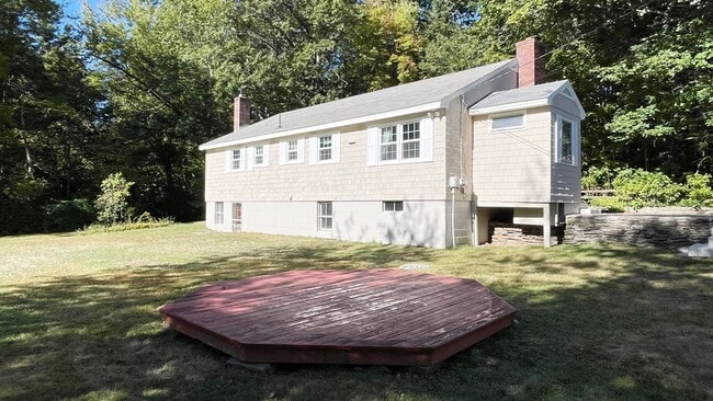 Building Photo - 3 BR House on a Lake 1.5 Baths