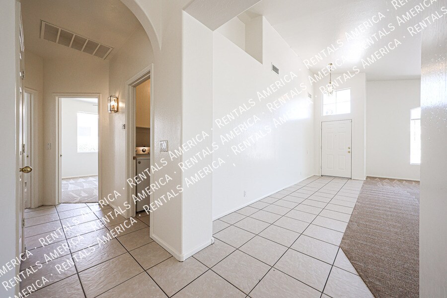 Building Photo - 7257 E Lakeview Ave