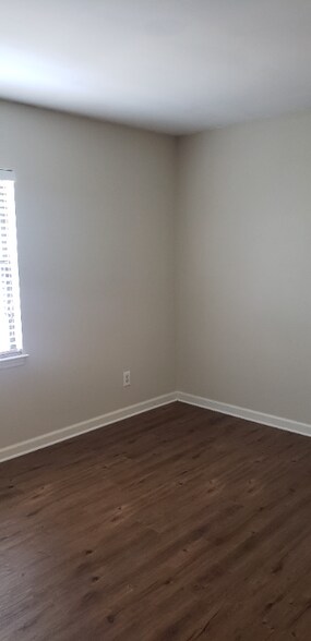 Building Photo - 1025 Brentwood Pointe