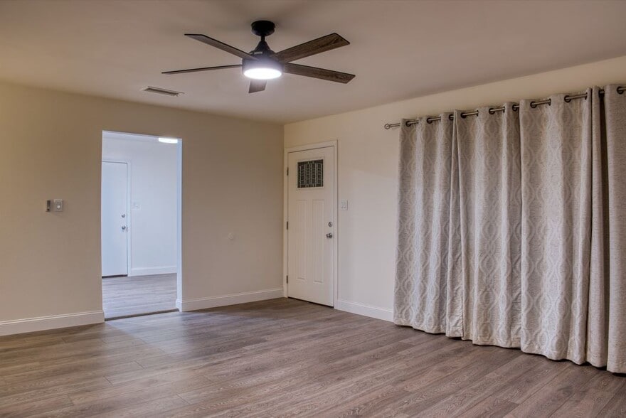 Building Photo - 1009 E Alexander Ave