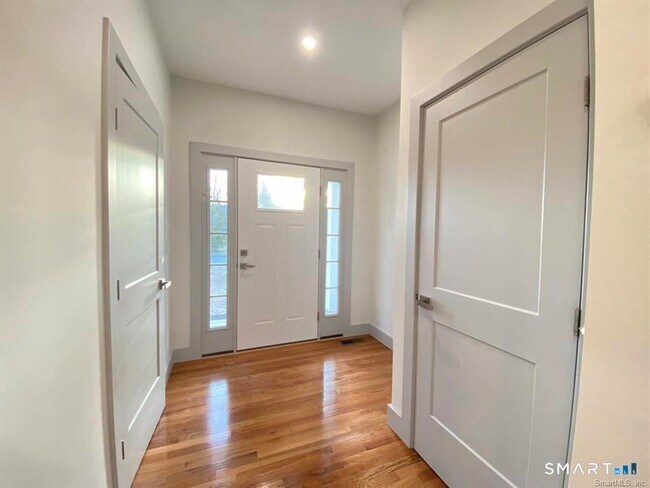 Building Photo - 42 River Rd