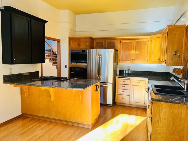 Building Photo - Amazing Attached Home in Lake Oswego is a Must See!