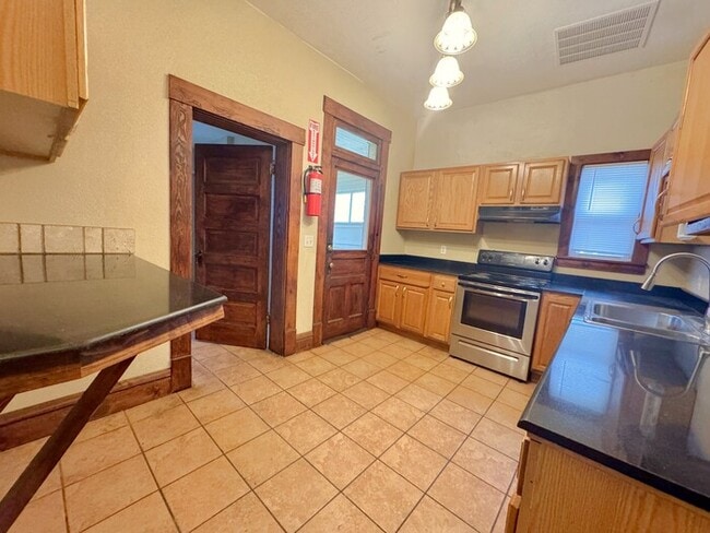 Building Photo - 6 Bedroom on Campus