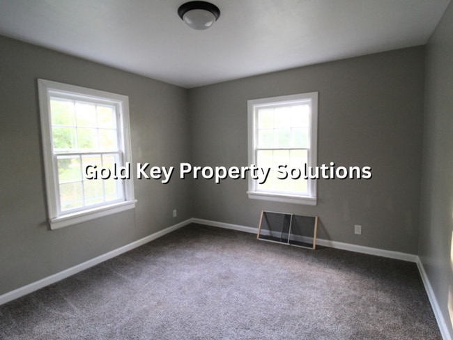 Building Photo - Adorable Brick 4 BR 1 BA House Near Golf C...
