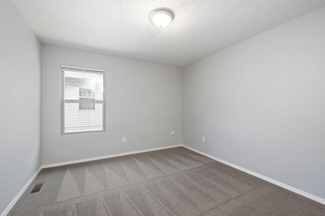 Building Photo - Three bedroom duplex available in Republic!