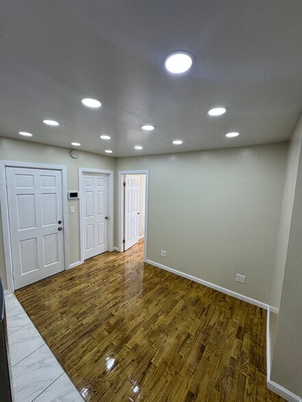 Building Photo - 1885 Eastern Pky