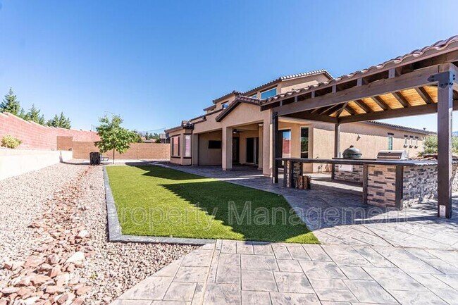 Building Photo - 827 Mesa Roja Trail NE
