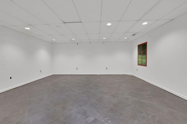 Building Photo - 505 River Valley Rd NW