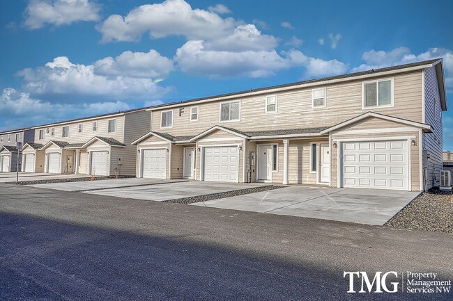 Building Photo - $500 your 1st months rent with a 12 month ...