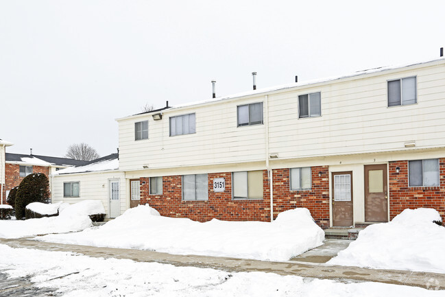 Building Photo - Village Manor Townhomes