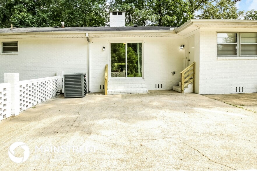 Building Photo - 2025 Rockwood Ln