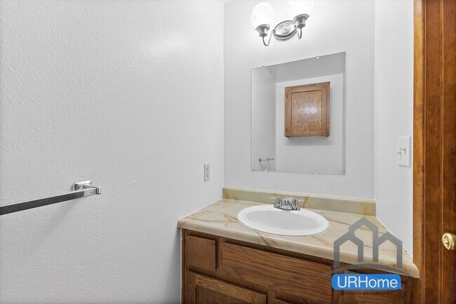 Building Photo - First Month FREE! Spacious 2BD/1.5BA Townhome in SE Portland - Move-In Ready
