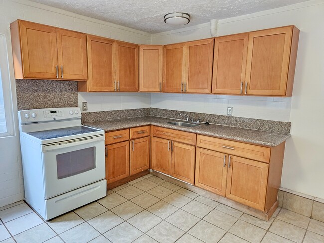 Building Photo - Spacious 3-Beds, 2-Bath Apartment. Back unit