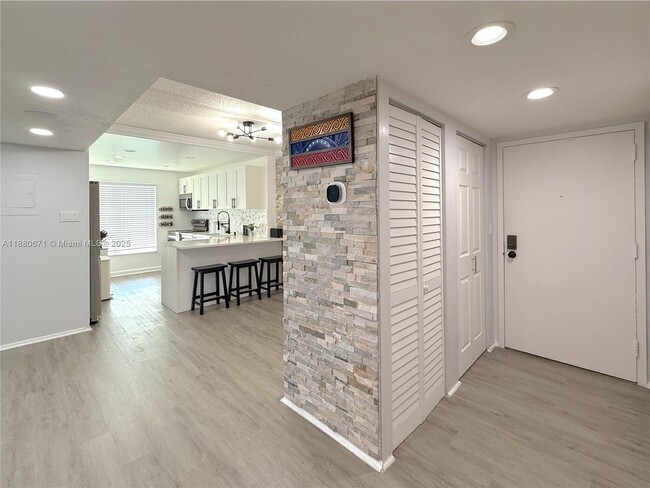 Building Photo - 4160 Inverrary Dr
