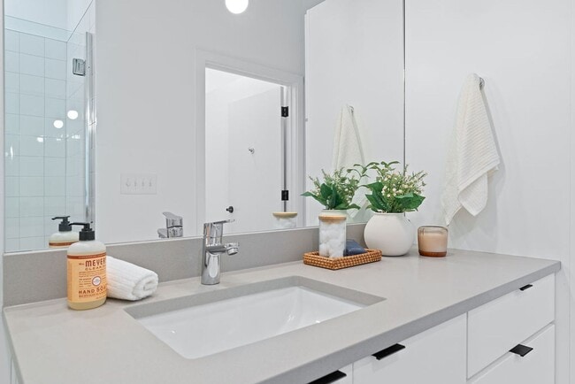 Building Photo - Modern downtown condo studio with private balcony & parking space.