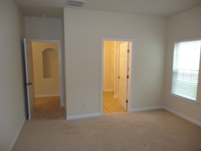 Building Photo - 118 Still Water Cir