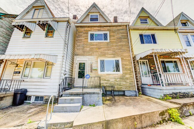 Building Photo - Available JUNE 2026  - Beautiful 3+ Bedroom Home w/ City Views!