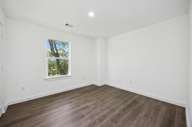 Building Photo - 1056 North Ln