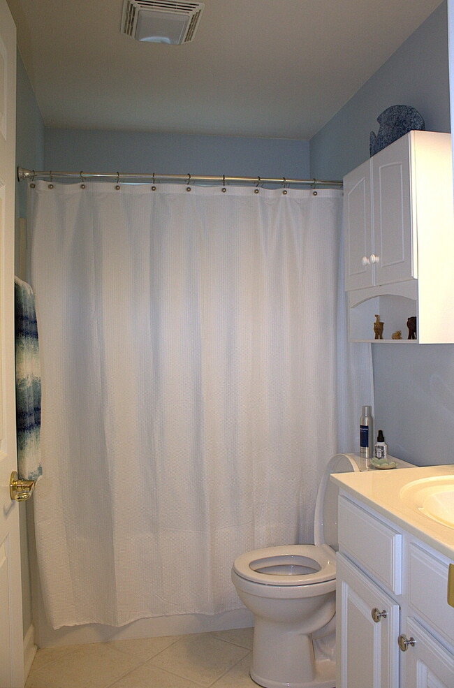 Building Photo - "Luxurious 3-Bed Condo in Hendersonville: Spacious 2023 Sq Ft within a 55+ community.”