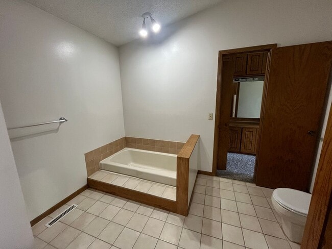 Building Photo - Don't pass up this corner lot unit with 3 ...
