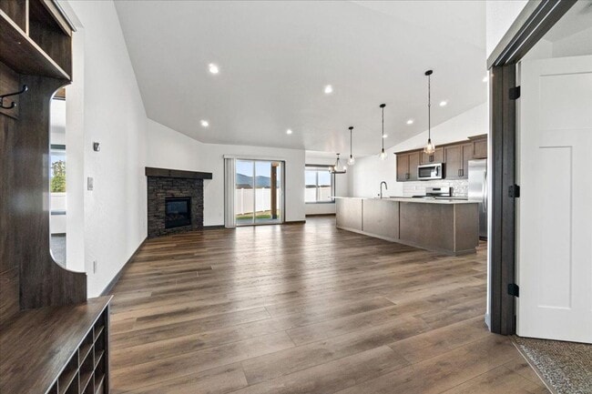 Building Photo - Beautiful New home in Post Falls