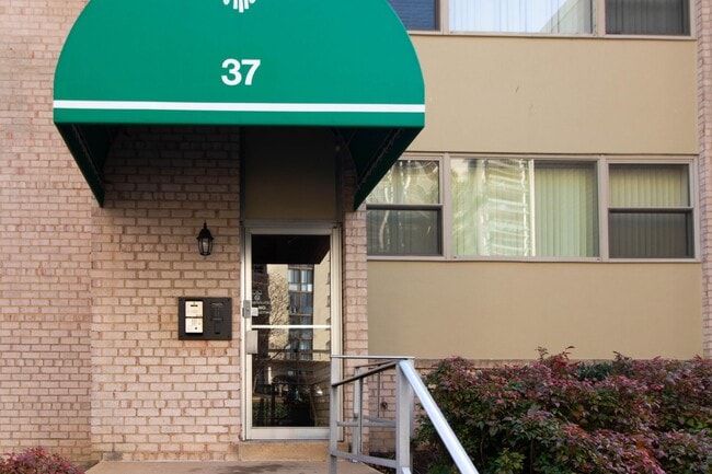 Building Photo - Beautiful top-level 1 bedroom, 1 bathroom condo in Alexandria City