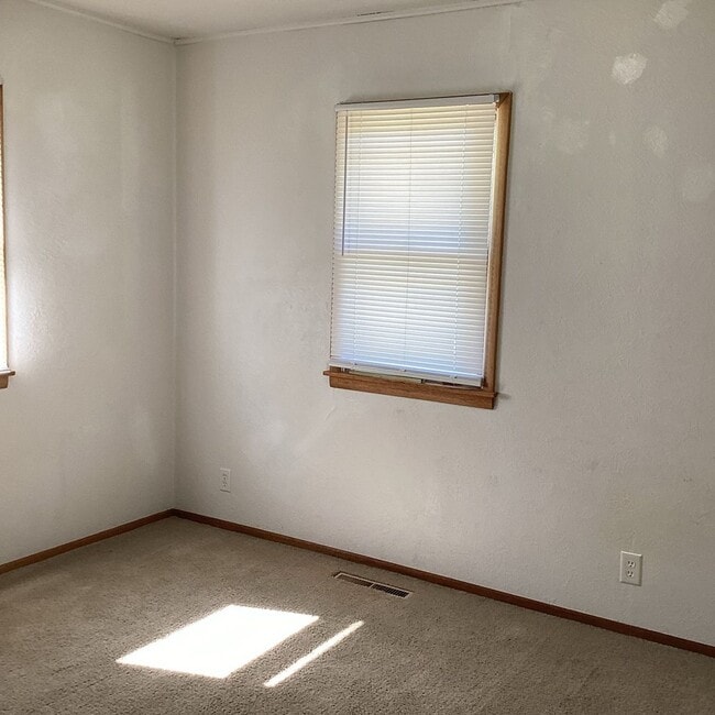 Building Photo - CUTE 4 BEDROOM / 1.5 BATHROOM HOUSE IN LAMAR MO!! WITH CAR GARAGE!