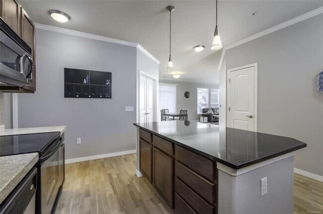Building Photo - Charming 3BD/2BA Condo in Lone Tree