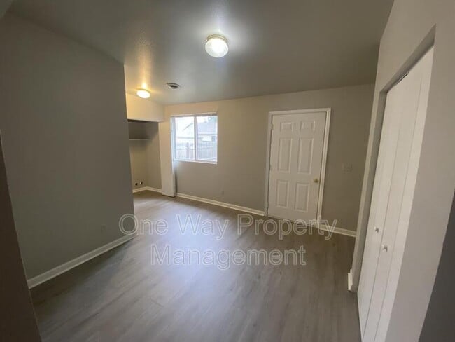 Building Photo - 321 3rd St