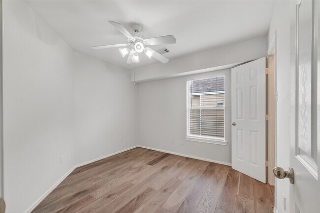 Building Photo - 16623 Newglen Ln