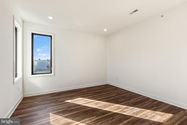 Building Photo - 2411 Kensington Ave