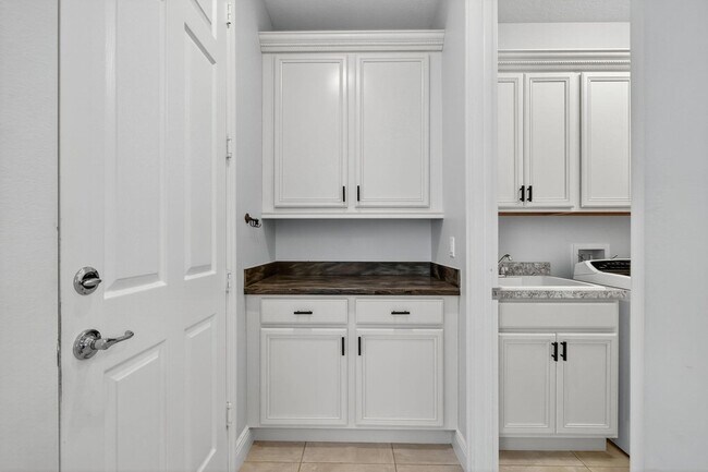 Building Photo - 9624 SW Royal Poinciana Dr