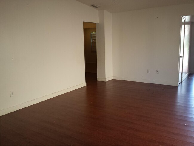 Building Photo - 9521 W Fern Ln